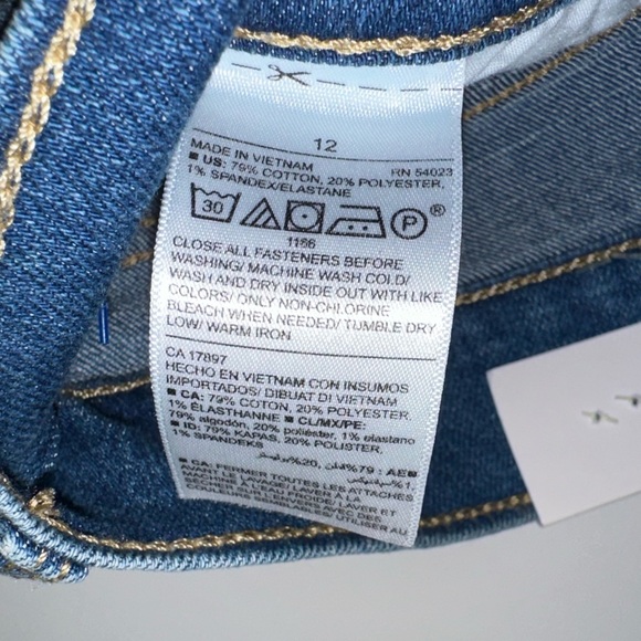 NWT Old Navy Women’s Bermuda Shorts Size 12 Denim 9” Inseam Frayed Hem Casual - Picture 4 of 6